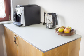 Küchenarbeitsplatte mit Kratzresistenten Weißglas, Unterseite Blickdicht lackiert