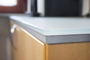 Küchenarbeitsplatte mit Kratzresistenten Weißglas, Unterseite Blickdicht lackiert