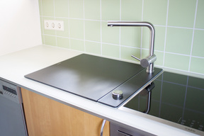 Küchenarbeitsplatte mit Kratzresistenten Weißglas, Unterseite Blickdicht lackiert