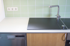 Küchenarbeitsplatte mit Kratzresistenten Weißglas, Unterseite Blickdicht lackiert