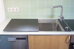 Küchenarbeitsplatte mit Kratzresistenten Weißglas, Unterseite Blickdicht lackiert