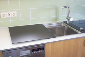 Küchenarbeitsplatte mit Kratzresistenten Weißglas, Unterseite Blickdicht lackiert